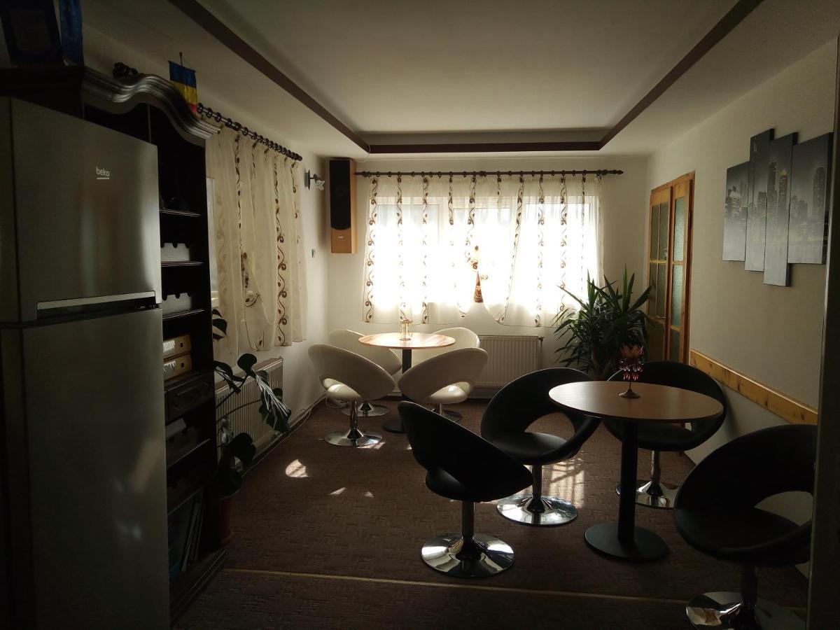 Pensiunea Serbeca Brosteni ภายนอก รูปภาพ